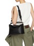 模特儿示范图 - 点击放大 - LOEWE - Medium Puzzle Edge Leather Bag