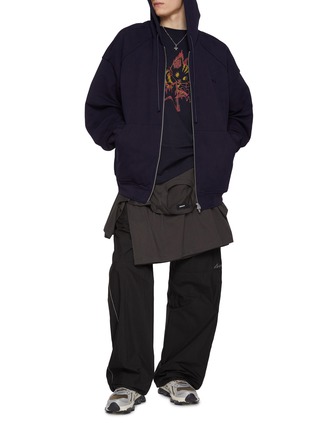 模特儿示范图 - 点击放大 - WE11DONE - T-Shirt Layered Track Pants