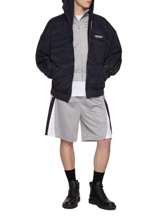 模特儿示范图 - 点击放大 - WE11DONE - Se11done Side Stripe Athletic Shorts