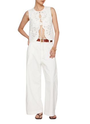 模特儿示范图 - 点击放大 - EDITION - Tie Front Embroidered Lace Cotton Linen Vest