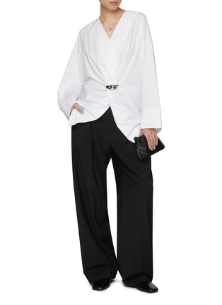 模特儿示范图 - 点击放大 - EDITION - Long Sleeve Twist Ring Cotton Draped Shirt