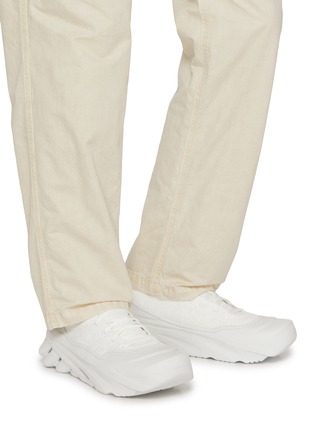 模特儿示范图 - 点击放大 - CROCS - Echo Surge Unisex Sneakers
