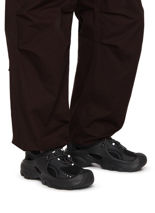 模特儿示范图 - 点击放大 - CROCS - 504 Trailbreak 2 Men's Sneakers