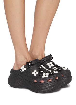 模特儿示范图 - 点击放大 - CROCS - X SMFK Bae Clogs