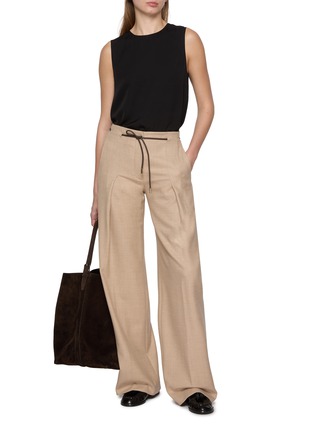 模特儿示范图 - 点击放大 - THEORY - Sleeveless Crewneck Silk Shell Top