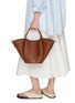 模特儿示范图 - 点击放大 - JOY GRYSON - Medium Vase Leather Tote Bag