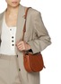 模特儿示范图 - 点击放大 - JOY GRYSON - Small Maree Leather Crossbody Bag