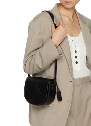 模特儿示范图 - 点击放大 - JOY GRYSON - Small Maree Leather Crossbody Bag