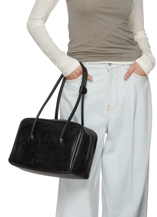 模特儿示范图 - 点击放大 - MARGESHERWOOD - Boston Leather Top Handle Bag