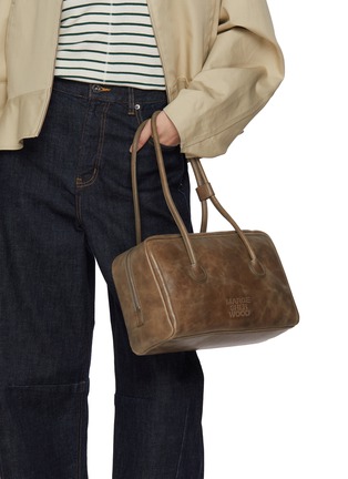 模特儿示范图 - 点击放大 - MARGESHERWOOD - Soft Boston Leather Top Handle Bag