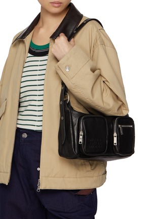模特儿示范图 - 点击放大 - MARGESHERWOOD - Outpocket Washed Leather Hobo Bag
