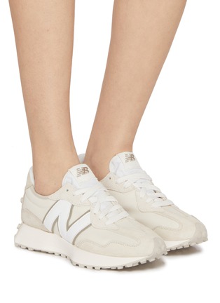模特儿示范图 - 点击放大 - NEW BALANCE - 327 Low Top Women's Sneakers