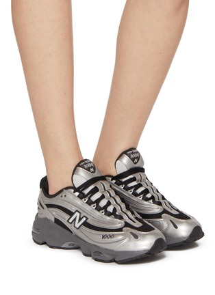 模特儿示范图 - 点击放大 - NEW BALANCE - 女款 1000 系带运动鞋