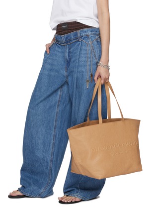 模特儿示范图 - 点击放大 - ALEXANDERWANG - Punch Crackle Leather Tote Bag