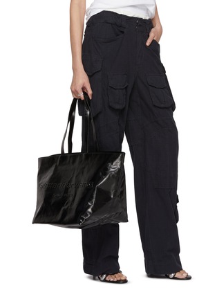 模特儿示范图 - 点击放大 - ALEXANDERWANG - Punch Crackle Patent Leather Tote Bag