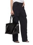 模特儿示范图 - 点击放大 - ALEXANDERWANG - Punch Crackle Patent Leather Tote Bag