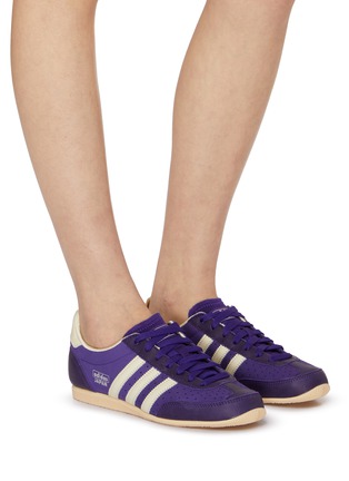 模特儿示范图 - 点击放大 - ADIDAS - 女款 JAPAN 皮革系带运动鞋