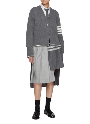 模特儿示范图 - 点击放大 - THOM BROWNE - V 领羊绒针织开衫