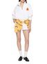 模特儿示范图 - 点击放大 - SPORTY & RICH - NY Crest Embroidered Cotton Disco Shorts