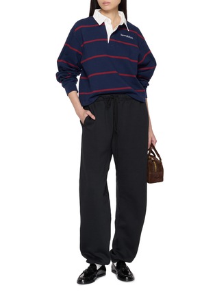 模特儿示范图 - 点击放大 - SPORTY & RICH - Serif Logo Striped Cotton Rugby Polo Sweatshirt