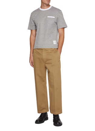 模特儿示范图 - 点击放大 - THOM BROWNE - Striped Pocket T-shirt
