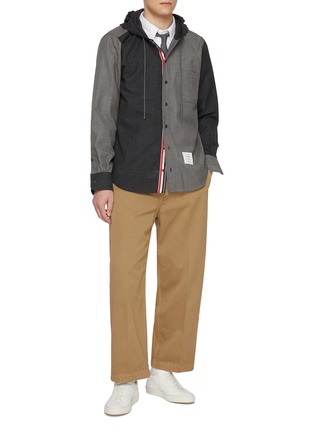 模特儿示范图 - 点击放大 - THOM BROWNE - Funmix Hooded Wool Shirt