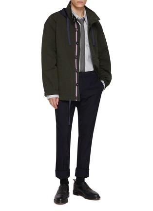 模特儿示范图 - 点击放大 - THOM BROWNE - 抽绳饰纽扣夹克
