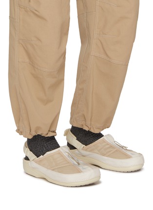模特儿示范图 - 点击放大 - CROCS - Classic Energy Running Vest Clogs