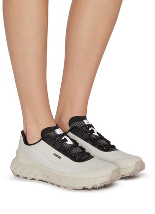模特儿示范图 - 点击放大 - NORDA - 002 Low Top Unisex Sneakers