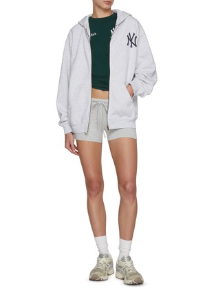 模特儿示范图 - 点击放大 - SPORTY & RICH - Yankees Champions T-shirt