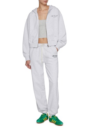 模特儿示范图 - 点击放大 - SPORTY & RICH - The Carlyle Script Cropped Zip Up Hoodie