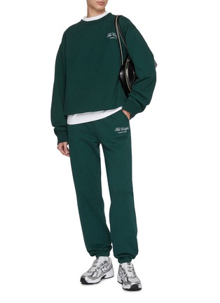 模特儿示范图 - 点击放大 - SPORTY & RICH - The Carlyle Script Embroidered Sweatshirt
