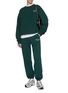 模特儿示范图 - 点击放大 - SPORTY & RICH - The Carlyle Script Embroidered Sweatshirt