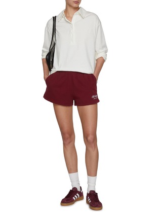 模特儿示范图 - 点击放大 - SPORTY & RICH - x The Carlyle Script Disco Shorts