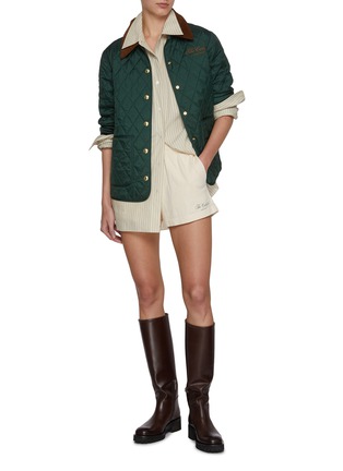 模特儿示范图 - 点击放大 - SPORTY & RICH - The Carlyle Script Quilted Jacket