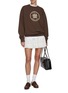 模特儿示范图 - 点击放大 - SPORTY & RICH - Bristol Crest 100th Sweatshirt