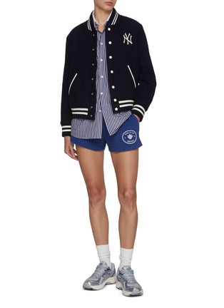 模特儿示范图 - 点击放大 - SPORTY & RICH - Yankees Serif Varsity Jacket