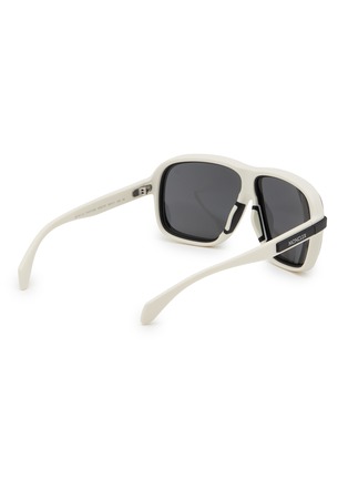 模特儿示范图 - 点击放大 - MONCLER EYEWEAR - Sport Injected Frame Square Sunglasses