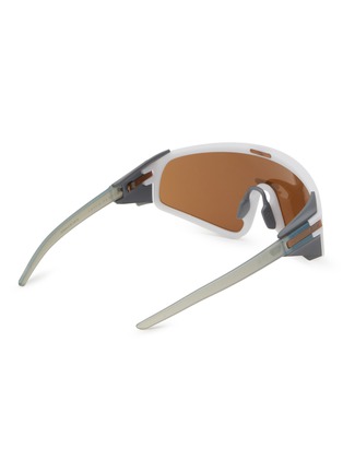 模特儿示范图 - 点击放大 - OAKLEY - Latch Panel Injected Sunglasses