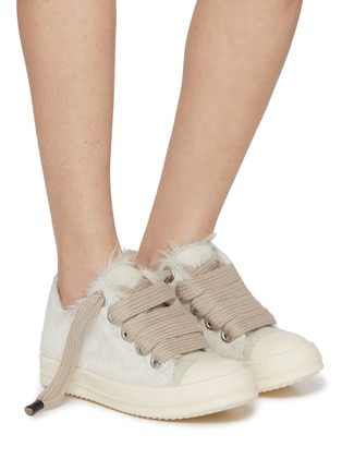 模特儿示范图 - 点击放大 - RICK OWENS - Jumbolace Calf Hair Women's Low Top Sneakers