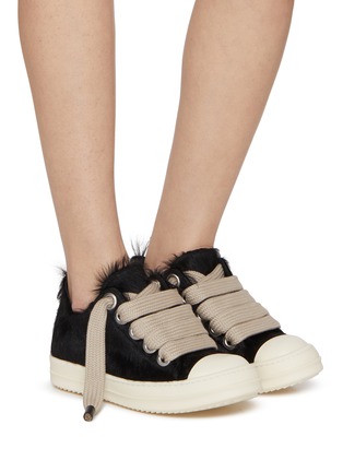 模特儿示范图 - 点击放大 - RICK OWENS - Jumbolace Calf Hair Women's Low Top Sneakers