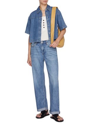 模特儿示范图 - 点击放大 - RAG & BONE - Stevie Featherweight Medium Wash Denim Shirt