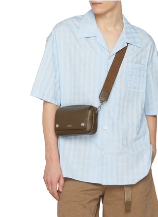 模特儿示范图 - 点击放大 - LOEWE - Pebble Grained Leather Camera Bag