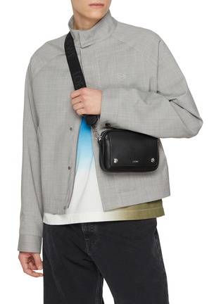 模特儿示范图 - 点击放大 - LOEWE - Camera Grained Leather Bag