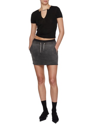 模特儿示范图 - 点击放大 - ALEXANDERWANG - 项链饰 V 领上衣