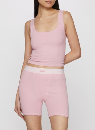 模特儿示范图 - 点击放大 - SKIMS - COTTON RIB 平角短裤三件套