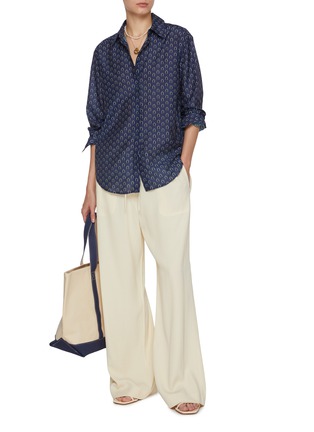 模特儿示范图 - 点击放大 - Matteau Swim - Classic Button Up Cotton Silk Shirt