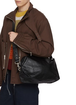 模特儿示范图 - 点击放大 - DRIES VAN NOTEN - Small Leather Crossbody Bag