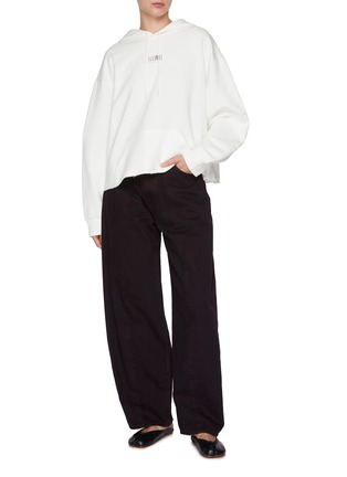 模特儿示范图 - 点击放大 - MM6 MAISON MARGIELA - LOGO 拼贴纯棉连帽卫衣