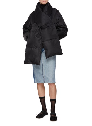 模特儿示范图 - 点击放大 - MM6 MAISON MARGIELA - Attached Scarf Padded Puffer Jacket